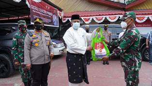 Didampingi Kapolres Siak, Bupati Lepas Perdistribusian Bansos Serentak TNI-Polri Di Perawang